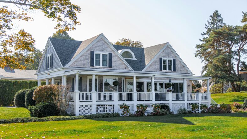 gray house with lawn / middle-income households
