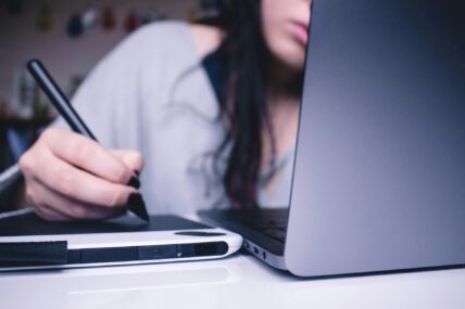 woman working on laptop / federal student loan interest