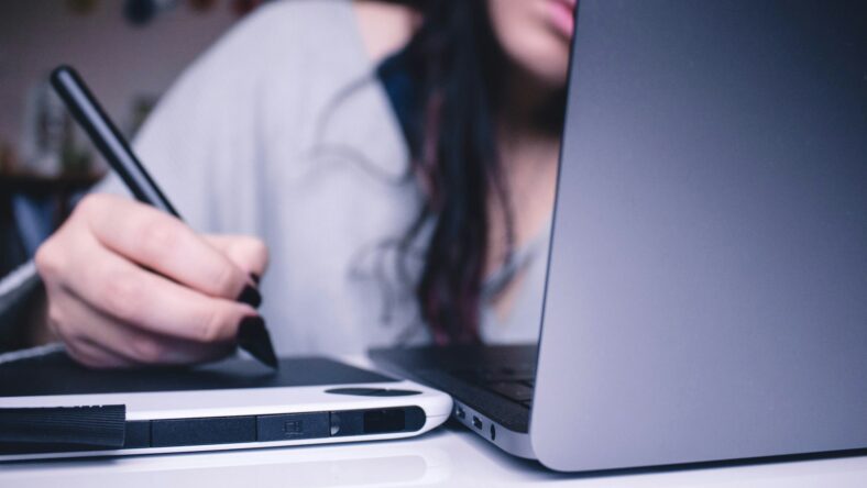 woman working on laptop / federal student loan interest